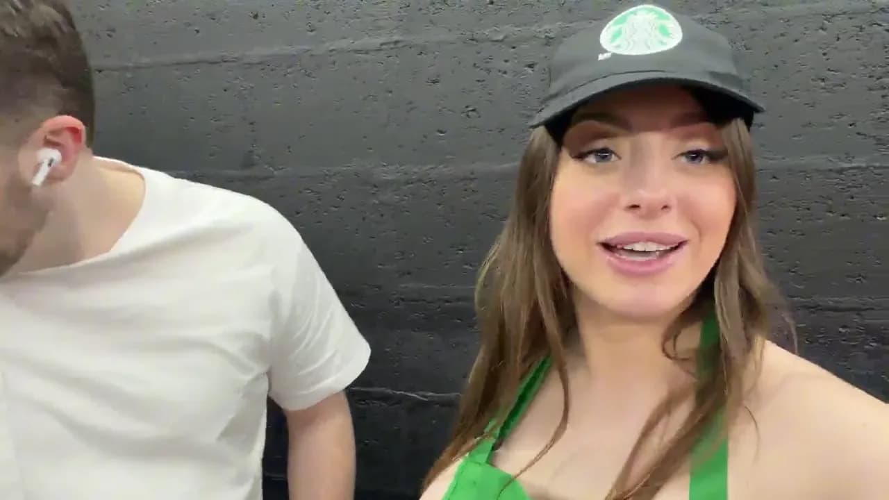 Lusty Barista Luna Doll Gets Her Cunt Filled vidéo leak