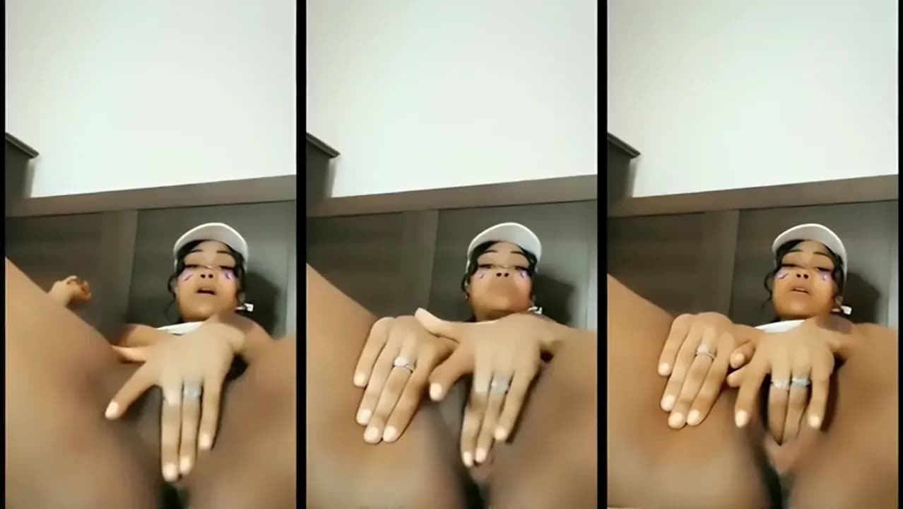 Pinkydollnpc Fingers Her Pussy Hole