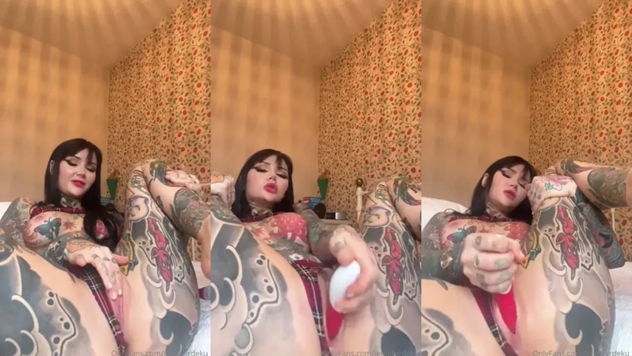 Jenniferdeku Shoves Dildo In Her Pussy