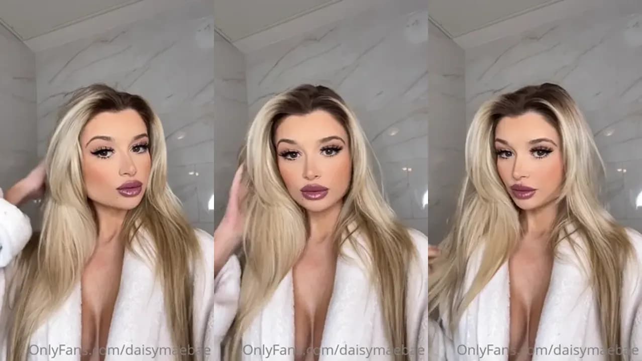 Daisymaebae Looks Hot In A Fluffy Robe