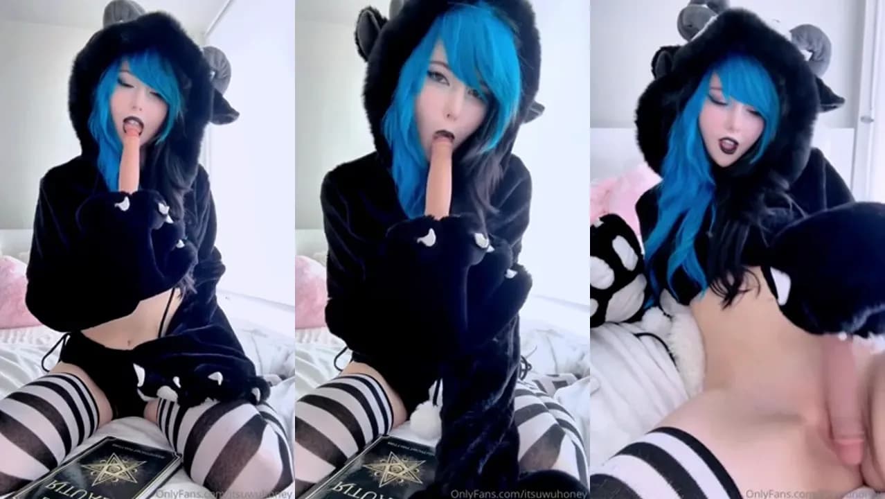 ItsUwUHoney Rubs A Dildo On Her Pussy